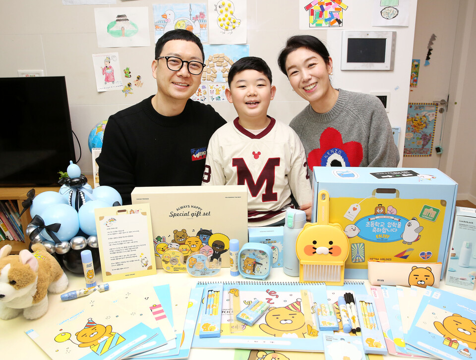 아시아나항공은 2018년생 자녀 315명에게 학용품으로 구성된 선물세트와 축하카드를 전달했다.<아시아나항공>