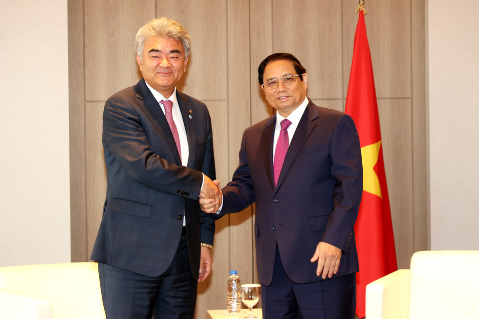 정원주(왼쪽) 대우건설 회장이 2024년 7월 방한한 팜 민 찐 베트남 총리를 예방했다. <대우건설>