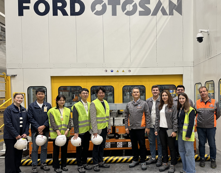 현대제철-포드 오토산 직원들이 프레스 테스트를 마친 후 기념 촬영하고 있는 모습.<현대제철>