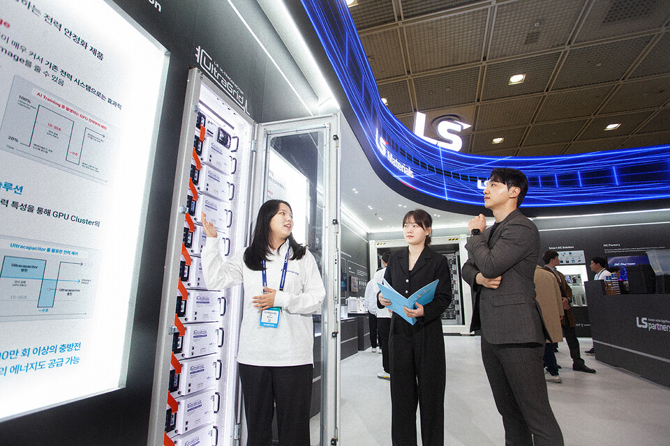 LS머트리얼즈 직원들이 5일 서울 강남구 코엑스에서 열린 ‘인터배터리 2025’에서 관람객들에게 전시 제품을 설명하고 있다.<LS머트리얼즈>