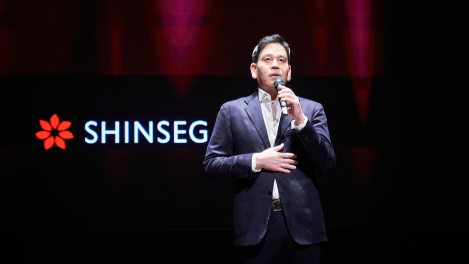 정용진 신세계그룹 회장이 신세계 남산에서 열린 신입사원 수료식에 참석해 질의 응답을 하고 있다.<신세계그룹>