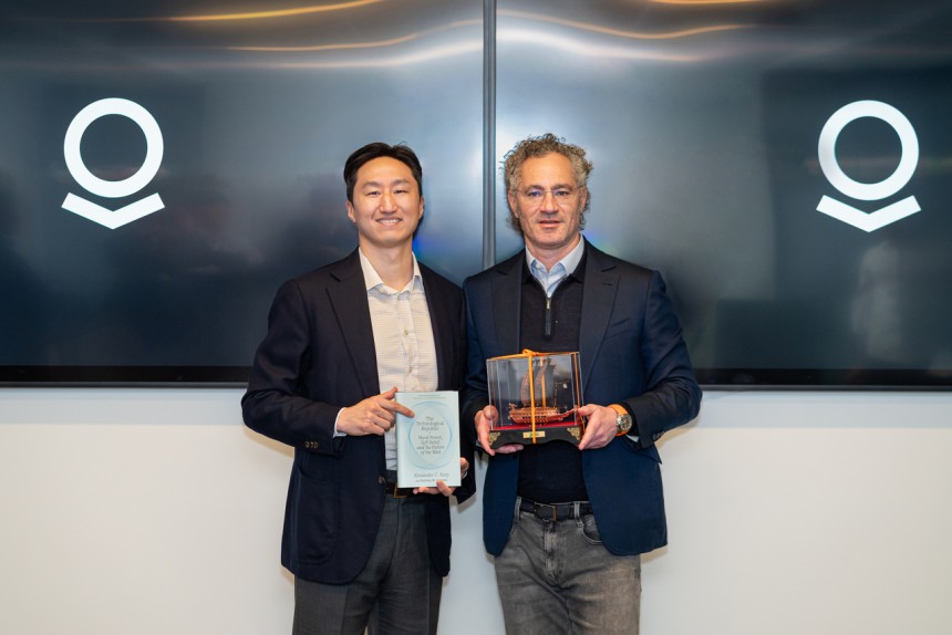 정기선(왼쪽) HD현대 수석부회장과 알렉스 카프 팔란티어 대표가 6일(현지시간) 미국 워싱턴D.C.의 팔란티어 사무실에서 환담을 나눈 후 기념촬영을 하고 있다.<HD현대>