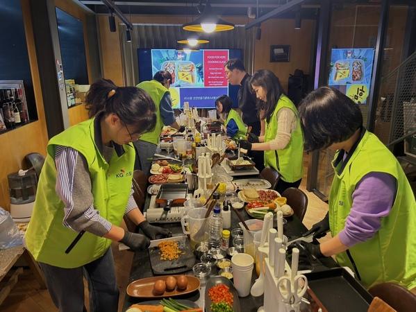 KG스틸이 서울 중구 검벽돌집에서 결식 아동들을 위해 직접 만든 반찬도시락을 기부하며 지역사회 나눔 활동을 펼쳤다.<KG스틸>