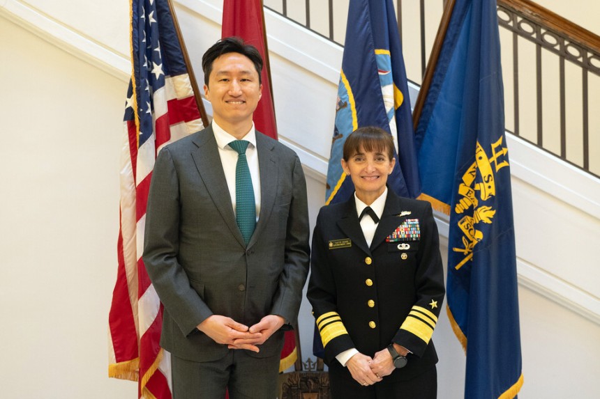 정기선 HD현대 수석부회장(왼쪽)이 지난 7일(현지시간) 미국 해군사관학교를 방문해 이벳 M. 데이비스 교장과 기념사진을 촬영하고 있다.<HD현대>