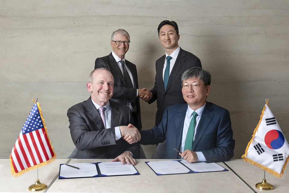 정기선 HD현대 수석부회장(뒷줄 오른쪽부터 반시계방향), 빌 게이츠 테라파워 창업자, 크리스 르베크 테라파워 최고경영자, 원광식 HD현대중공업 해양에너지사업본부장이 기념촬영을 하고 있다.<HD현대>