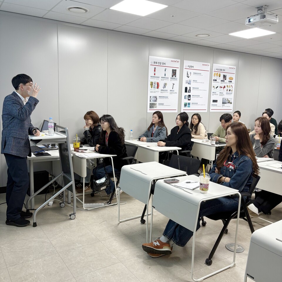 지난 12일 이스타항공 운항승무원과 객실승무원이 항공 전문 의사의 수면 관리 교육에 참여하고 있다.<이스타항공>