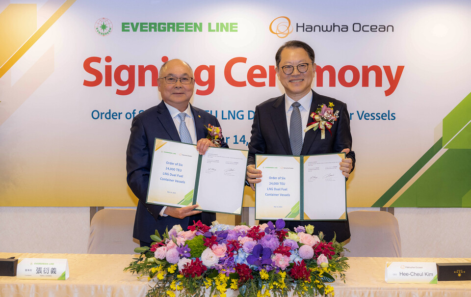 대만 현지에서 김희철 한화오션 대표이사(오른쪽)와 장옌이 에버그린 회장이 LNG이중연료추진 초대형 컨테이너선 건조 계약서에 서명한 뒤 기념촬영을 하고 있다.<한화오션>