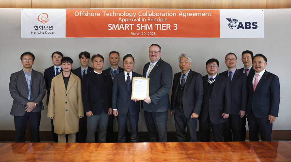 손영창 한화오션 제품전략기술원장 부사장(왼쪽에서 일곱 번째), 패트릭 라이언 ABS 최고기술경영자(오른쪽에서 여섯 번째) 등 양사 관계자가 개념 승인 수여식을 마친 뒤 기념 촬영을 하고 있다.<한화오션>