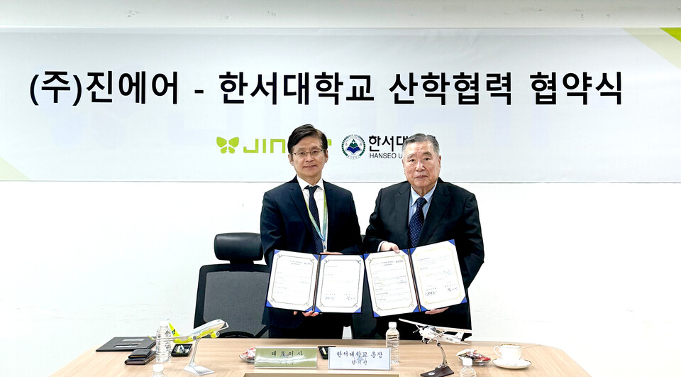 지난 20일 서울 강서구 진에어 본사에서 박병률 진에어 대표이사(왼쪽)와 함기선 한서대학교 총장이 참석한 가운데 산학협력 업무협약을 체결했다.<진에어>