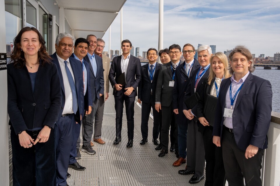 HD한국조선해양이 지난 18일(현지시간) MIT에서 ‘MIT 조선해양 컨소시엄'의 발족식을 가졌다. 테미스 삽시스 MIT 해양공학센터장(오른쪽 첫번째), 장광필 HD한국조선해양 미래기술연구원장(오른쪽 일곱번째).<HD한국조선해양>