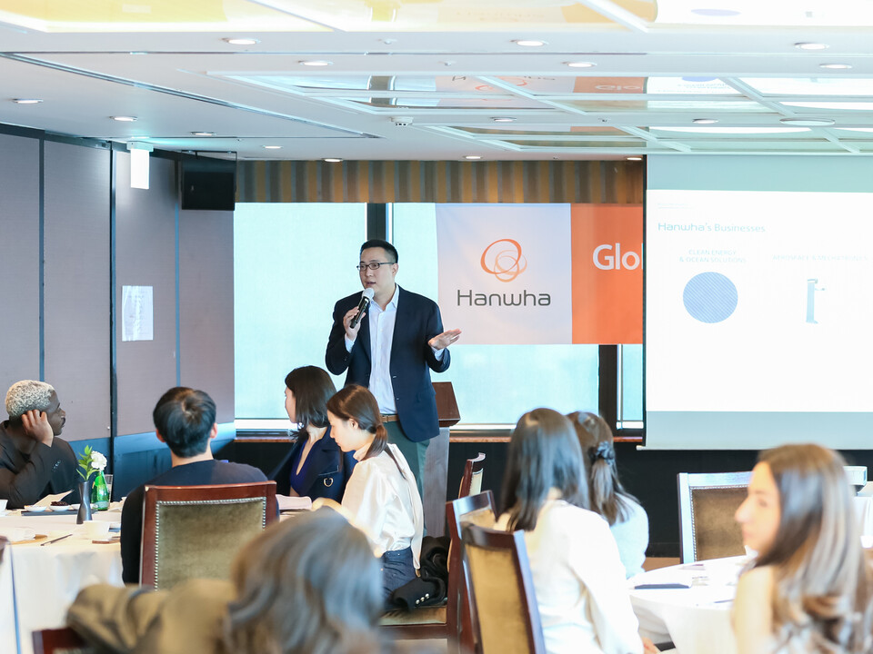 김동선 한화호텔앤드리조트·갤러리아 미래비전총괄 부사장이 지난달 31일 서울 63스퀘어에서 열린 경영 세미나에서 미국 스탠포드대학 경영대학원(MBA) 학생들의 질의에 응답하고 있다. /한화호텔앤드리조트 제공