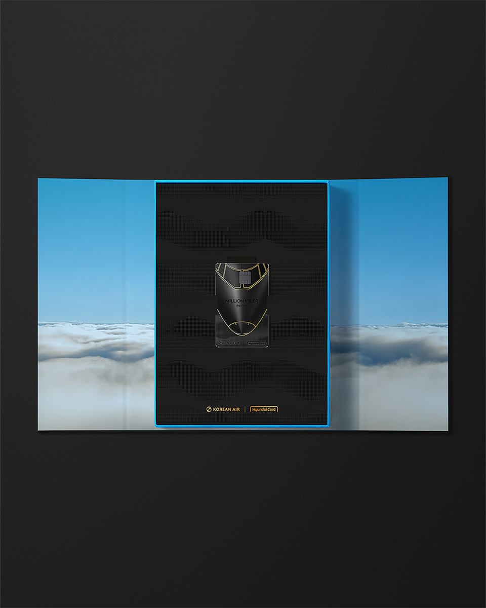 현대카드는 대한항공과 함께 ‘대한항공카드 the First Edition2’를 이용하는 대한항공 최우수 등급인 ‘밀리언 마일러 클럽(the Million Miler Club)’ 회원을 위한 전용 메탈 플레이트 ‘the Million Miler’를 2일 공개했다.<현대카드>