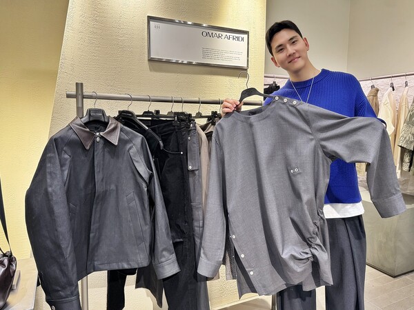 서울 갤러리아 명품관 ‘지.스트리트 494 옴므’ 매장에서 모델이 ‘오마르 아프리디’의 신상품을 선보이고 있다. <한화갤러리아>