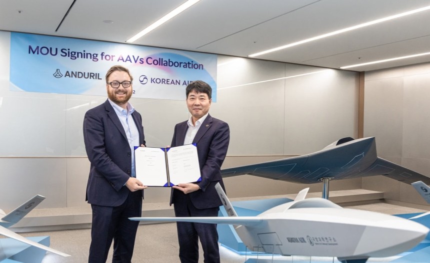 대한항공 항공우주사업본부장 임진규 전무(오른쪽)와 브라이언 쉼프 안두릴 공동창업자 겸 최고경영자가 기념 촬영하고 있다.<대한항공>