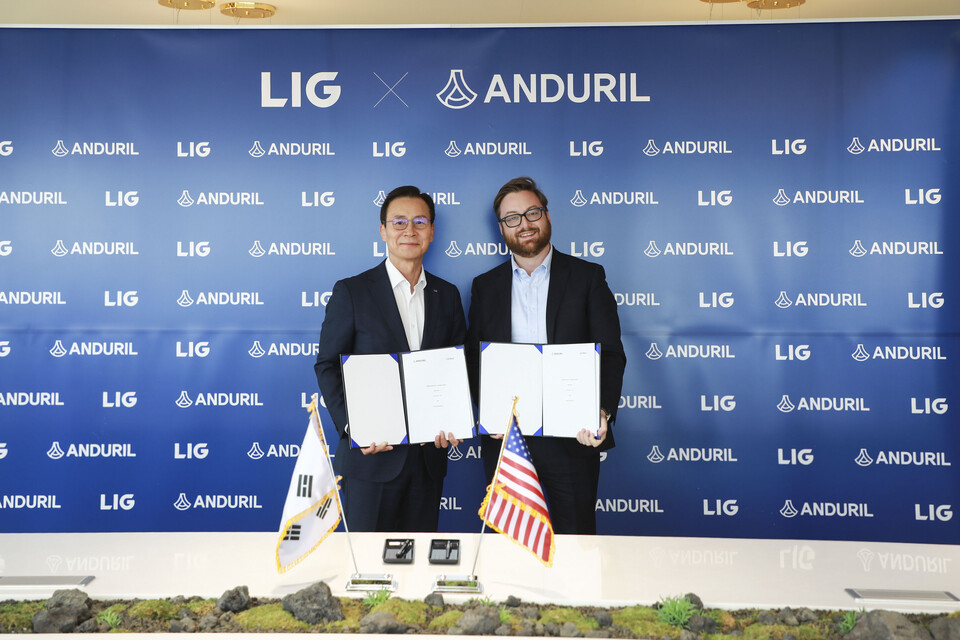 2일 LIG넥스원 서울사무소에서 ‘미래전 무기체계 개발협력을 위한 포괄적 업무협약’을 체결한 신익현 LIG넥스원 대표이사(왼쪽), 브라이언 쉼프 안두릴 공동창업자 겸 최고경영자(CEO)가 기념사진을 촬영하고 있다.<LIG넥스원>