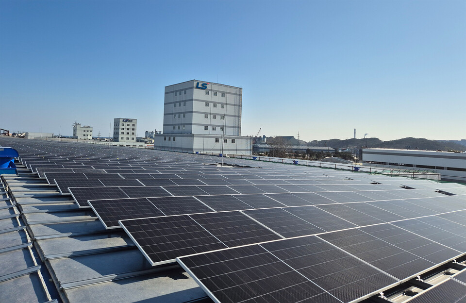 LS전선 동해 사업장에 설치된 태양광 발전 시스템.<LS전선>