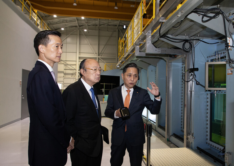 김승연(가운데) 한화그룹 회장과 김동관(왼쪽) 부회장이 지난해 11월 한화오션 시흥R&D캠퍼스의 상업용 세계 최대 공동수조를 방문해 시연을 지켜보고 있다.<한화>