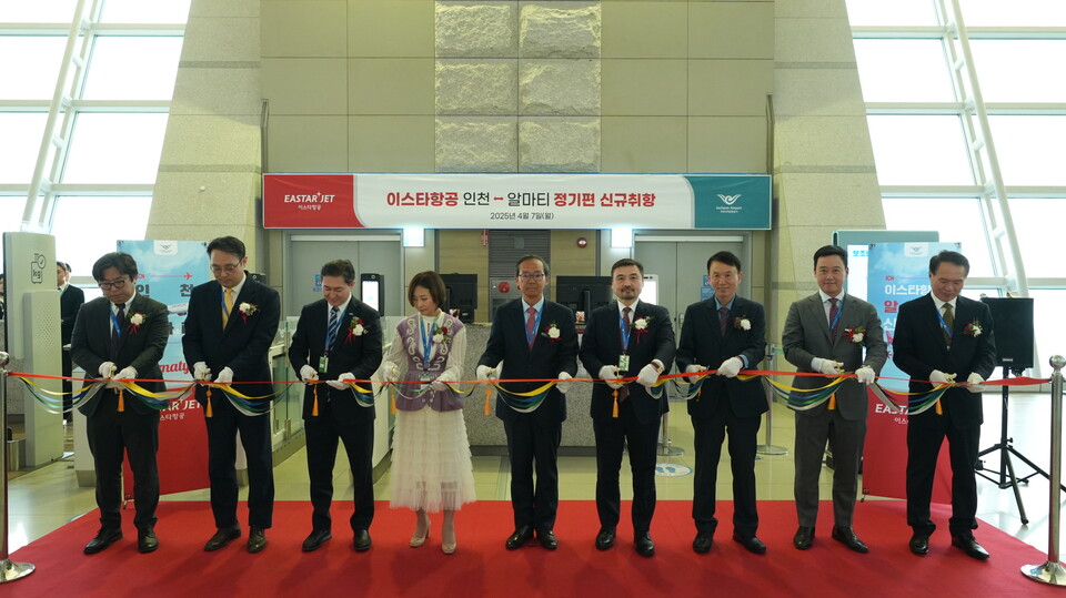 이스타항공의 인천~알마티 취항식 행사에서 조중석 이스타항공 대표(오른쪽 다섯번째)와 누르갈리 아르스타노프 주한 카자흐스탄 대사(오른쪽 네번째)가 악수를 하며 기념 촬영을 하고 있다.<이스타항공>