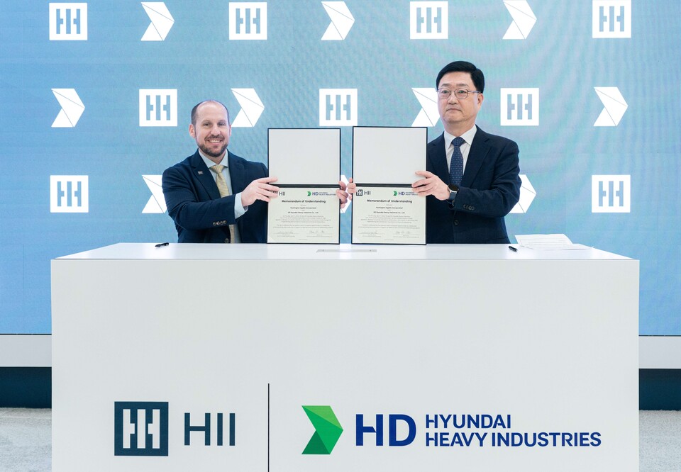 HD현대중공업 주원호 특수선사업대표(오른쪽)와 잉걸스 조선소 브라이언 블란쳇 사장이 지난 7일(현지시간) 미 워싱턴D.C.에서 열린 ‘해양항공우주 전시회(SAS 2025)’ 내 헌팅턴 잉걸스 전시관에서 선박 건조 생산성 향상 및 첨단 조선 기술 협력을 위한 양해각서(MOU)를 체결하고 있다.<HD현대>