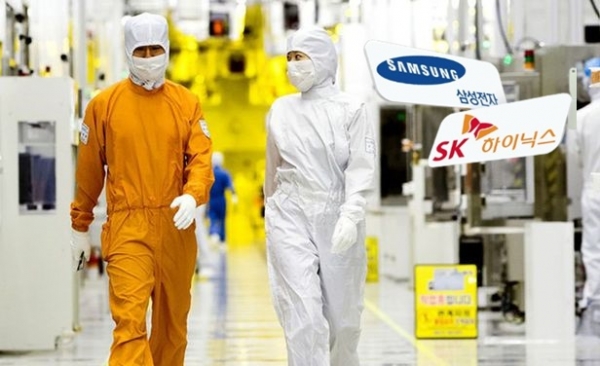 삼성전자와 SK하이닉스가 고대역폭메모리(HBM) 시장 선점을 위한 ‘선택과 집중’ 전략을 택했다.<삼성전자·SK하이닉스>