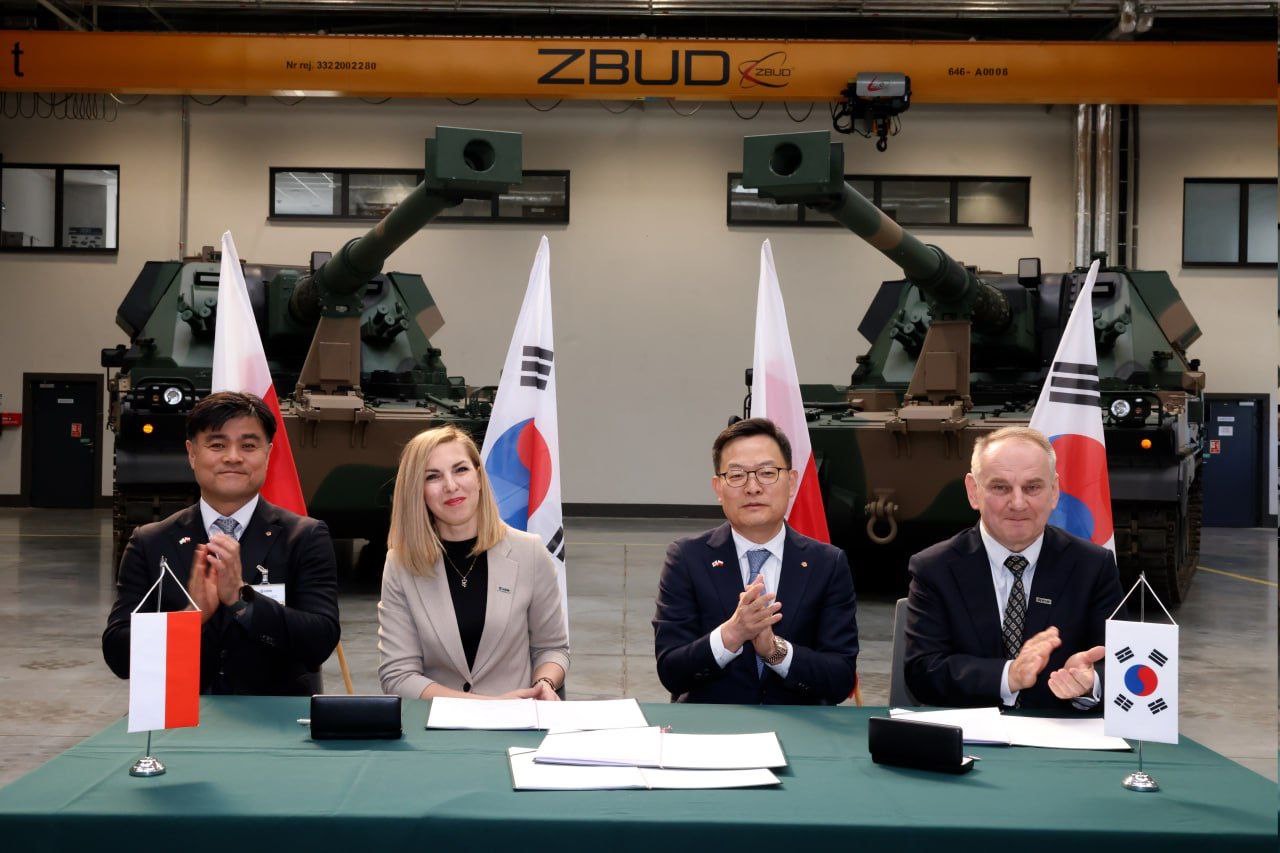 지난 7일(현지시간) 폴란드 스탈로바 볼라 소재의 HSW 본사에서 열린 계약식에서 김동현 한화에어로스페이스 LS사업부장(왼쪽부터), 바바라 세냐 HSW 이사회 재무총괄, 손재일 한화에어로스페이스 대표이사, 보이치에흐 케지에라 HSW 대표이사가 기념 촬영을 하고 있다.<한화에어로스페이스>