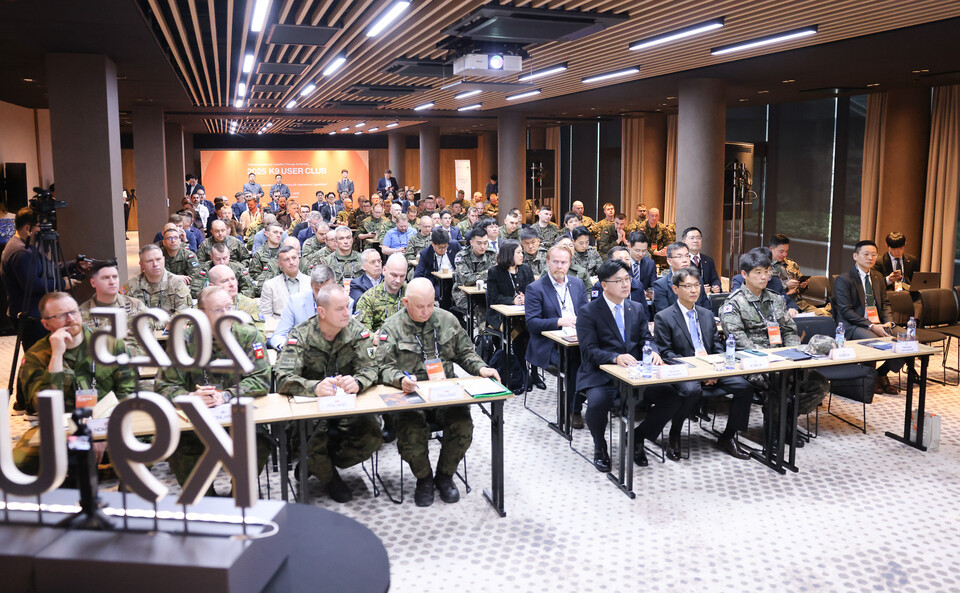 지난 8일(현지시간) 폴란드 크라쿠프에서 개최된 ‘K9 유저클럽’에서 참가국 관계자들이 한화에어로스페이스 관계자의 설명을 듣고 있다.<한화에어로스페이스>