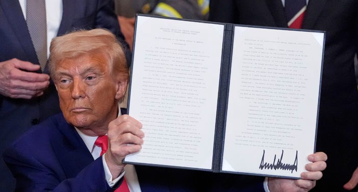 도널드 트럼프 미국 대통령이 지난 8일(현지시간) 백악관 이스트룸에서 석탄 산업 활성화 행정명령에 서명한 후 이를 들어 보이고 있다.<뉴시스>