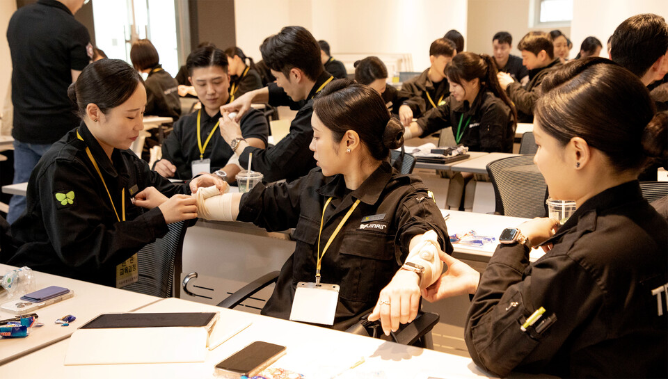 진에어는 객실 승무원의 긴급 상황 대응 역량 강화를 위해 객실 안전 교관을 대상으로 역량 강화 훈련을 실시했다.<진에어>