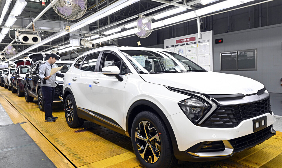 기아 오토랜드광주 공장에서 차량이 생산되고 있다.<기아>