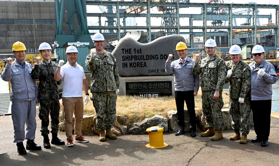 닐 코프로스키 주한미해군사령관(왼쪽부터 네번째)과 유상철 HJ중공업 대표이사(왼쪽부터 다섯번째)가 관계자들과 기념사진을 촬영하고 있다.<HJ중공업>