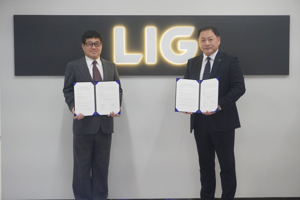 지난 15일 LIG넥스원 서울사무소에서 ‘국방 AI 및 무인체계 보안 기술 적용 협력을 위한 업무협약’을 체결한 최종진 LIG넥스원 미래전장사업부문장(오른쪽)과 황수익 시큐리티플랫폼 대표이사가 기념사진을 촬영하고 있다.<LIG넥스원>