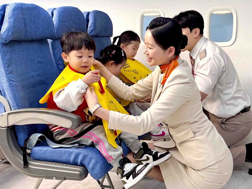 제주항공이 송파안전체험교육관에서 열린 송파안전체험축제에 참여해 ‘항공안전체험교실’을 진행했다.<제주항공>