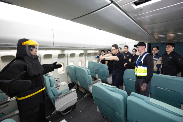 대한항공은 지난 15일부터 17일까지 사흘간 서울 강서구 대한항공 객실훈련센터에서 미국 글로벌 보안기업 액손(AXON) 주관 에어테이저 전문 교관 양성 교육을 실시했다.<대한항공>