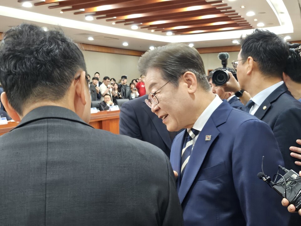 21일 이재명 더불어민주당 대선 예비후보가 서울 여의도 금융투자협회에서 열린 '자본시장 활성화를 위한 정책간담회'에서 증권사 리서치센터장들과 인사를 나누고 있다.<이숙영>