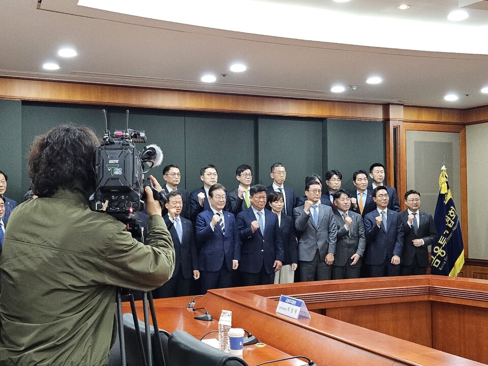 21일 '자본시장 활성화를 위한 정책간담회'에 참석한 관계자들이 기념 촬영을 하고 있다.<이숙영>