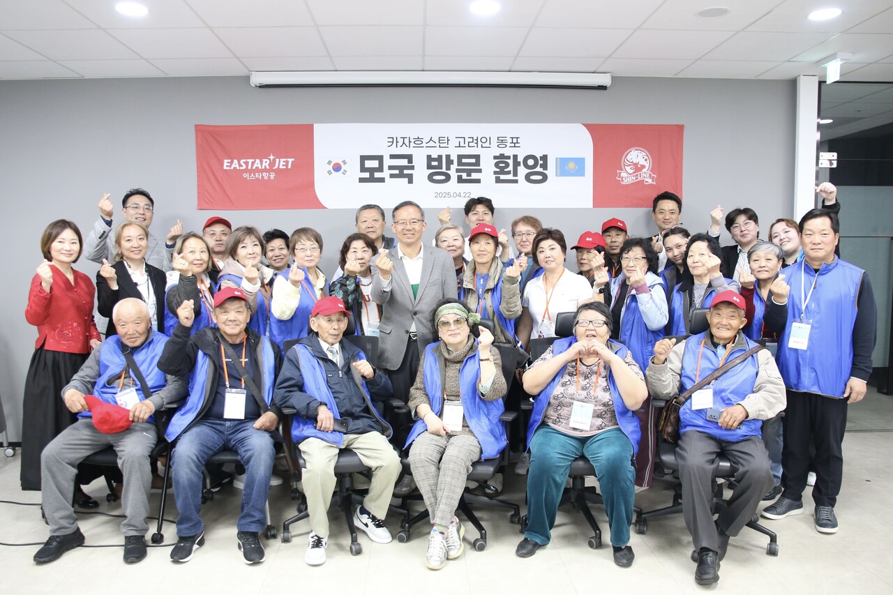 고려인 동포들이 이스타항공 마곡 본사에서 기념 촬영을 하고 있다.<이스타항공>