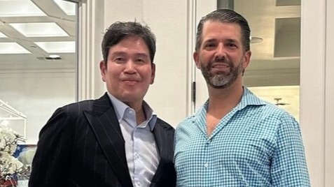 도널드 트럼프 미국 대통령의 장남 트럼프 주니어(오른쪽)가 다음주 한국을 방문해 정용진 신세계그룹 회장을 비롯한 주요 재계 인사를 만난다. <신세계그룹>