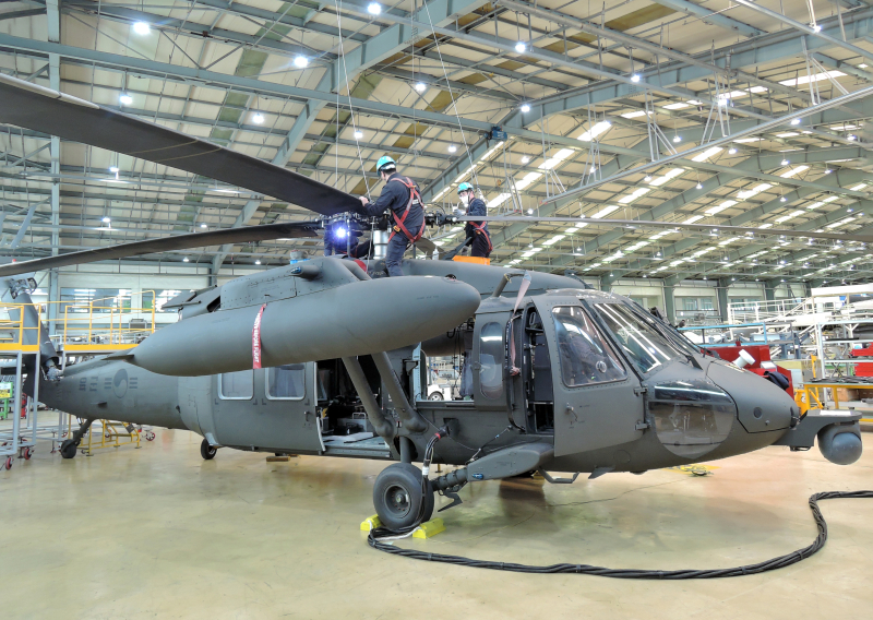 대한항공 부산테크센터에서 UH-60 헬기 창정비를 수행하고 있다.<대한항공>