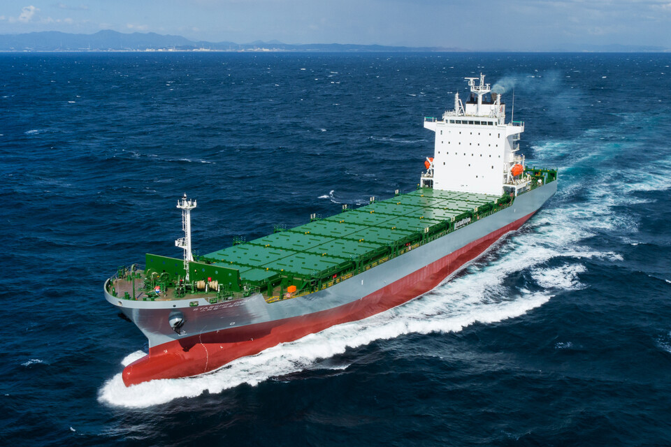 HD현대미포가 2022년 인도한 1600TEU급 컨테이너선.<HD한국조선해양>