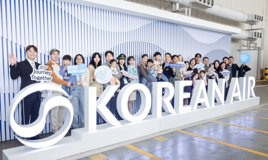 2일 패밀리데이 행사에 참여한 대한항공과 아시아나항공의 임직원들이 기념촬영을 하고 있다.<대한항공>