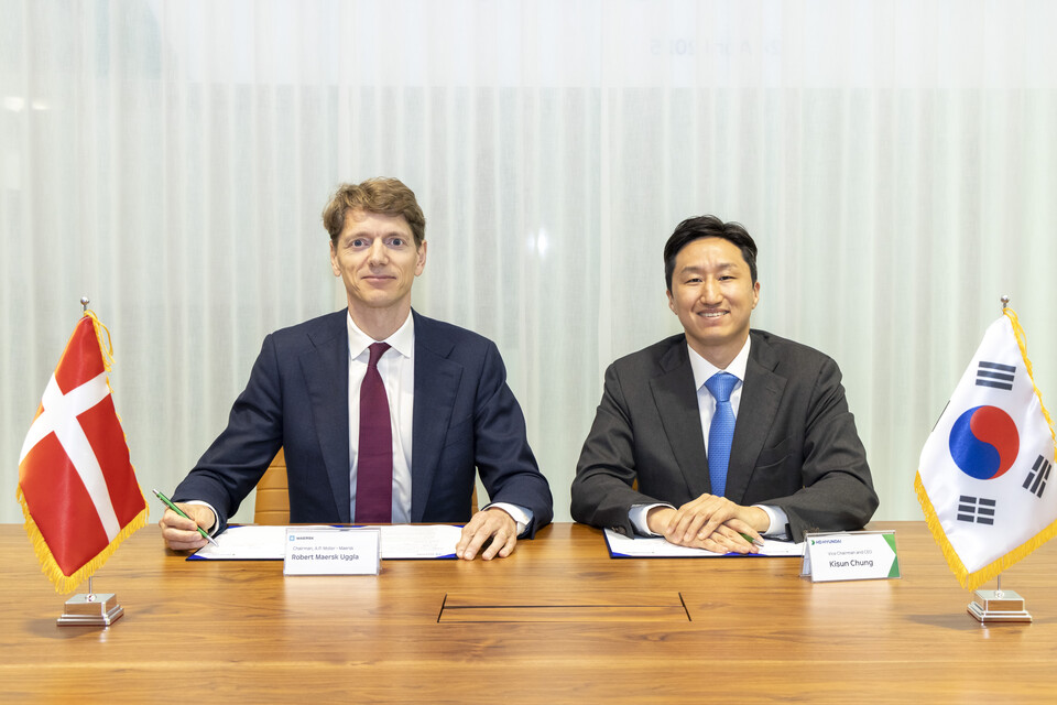 정기선 HD현대 수석부회장(오른쪽)과 로버트 머스크 우글라 A.P. 몰러 머스크 의장이 ‘탈탄소 해운 기술 발전 및 글로벌 통합 물류 서비스 분야의 포괄적 협력 관계 구축을 위한 양해각서(MOU)’에 서명하고 있다.<HD현대>