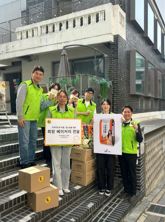 지난 8일 서울 중구 ‘검벽돌집’에서 진행된  ‘희망 베이커리 클래스’에 참여한 KG스틸 임직원.<KG스틸>