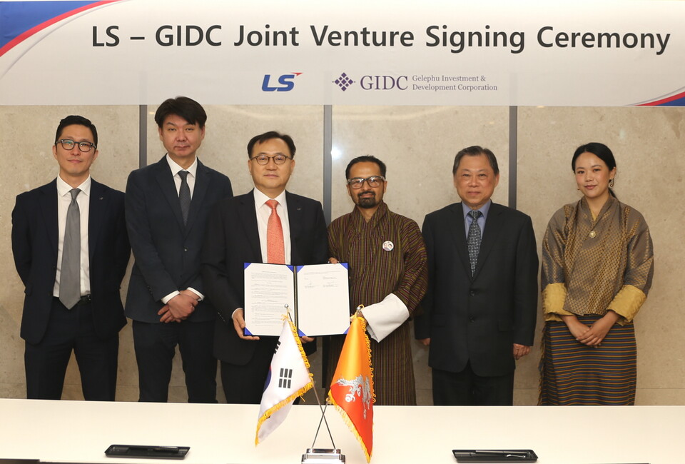 명노현 LS 부회장(왼쪽 세번째)이 9일 LS용산타워에서 우즈왈 딥 다할 GIDC 대표(왼쪽 네번째)를 비롯한 주요 관계자들과 만나 LS와 부탄 정부의 산하기관인 GIDC가 합작법인을 설립키로 계약했다.<LS>