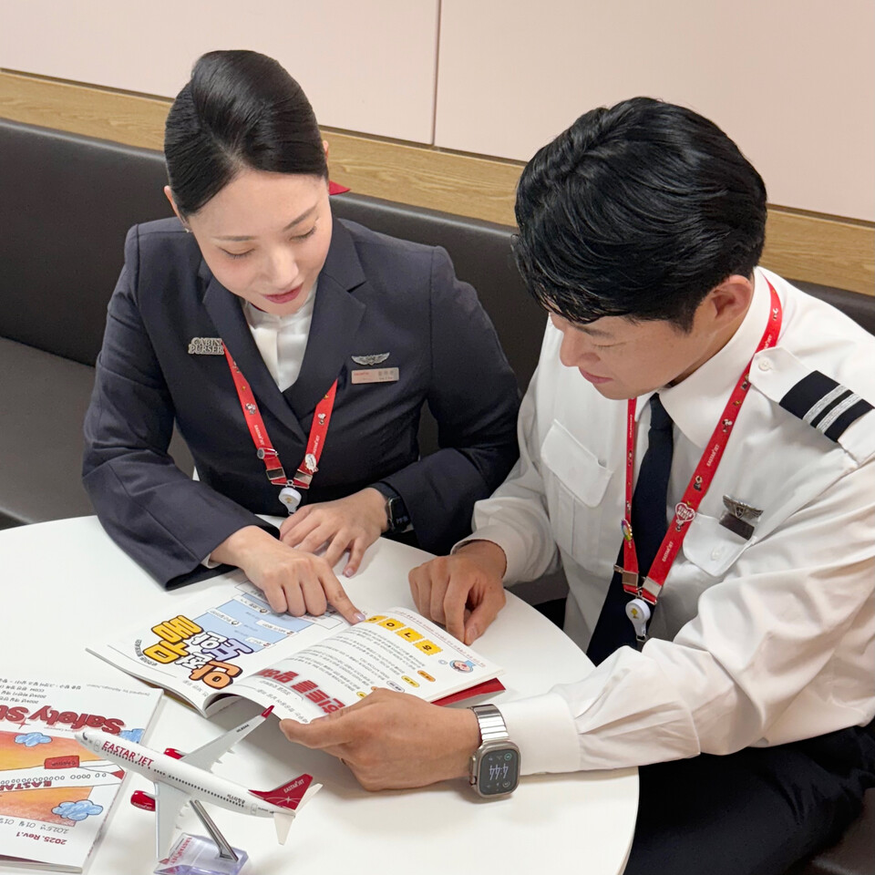 이스타항공 객실 승무원들이 안전 정보 간행물을 읽고 있다.<이스타항공>