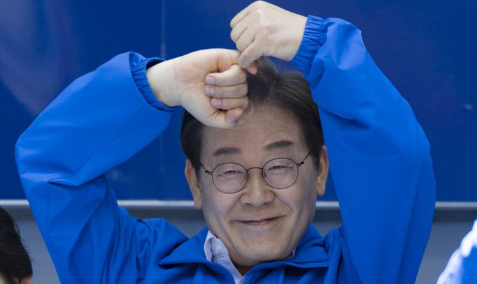 이재명 더불어민주당 대선 후보가 지난 14일 부산 부산진구 서면 젊음의 거리에서 열린 유세에서 부산을 위한 공약을 말한 뒤 약속을 지키겠다는 새끼 손가락 걸기 포즈를 하고 있다.<뉴시스>