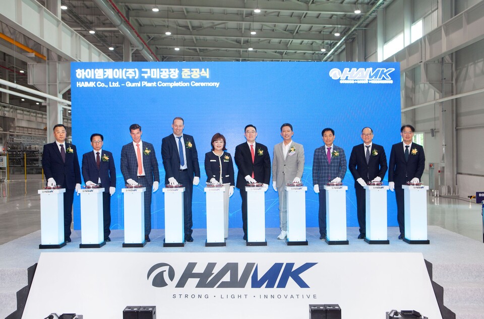 15일 구미 국가 산업단지에서 진행된 하이엠케이 모빌리티용 알루미늄 부품 공장 준공식에서 구본규 LS전선 대표이사(왼쪽 여섯번째) 등이 기념촬영을 하고 있다.<LS머트리얼즈>