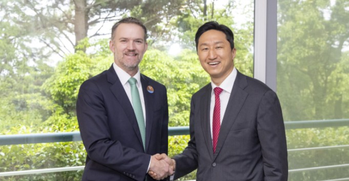 정기선(오른쪽) HD현대 수석부회장이 제이미슨 그리어 미국 무역대표부(USTR) 대표와 지난 16일 만나 한·미간 조선산업 협력방안에 대해 논의하고 기념촬영을 하고 있다.<HD현대>