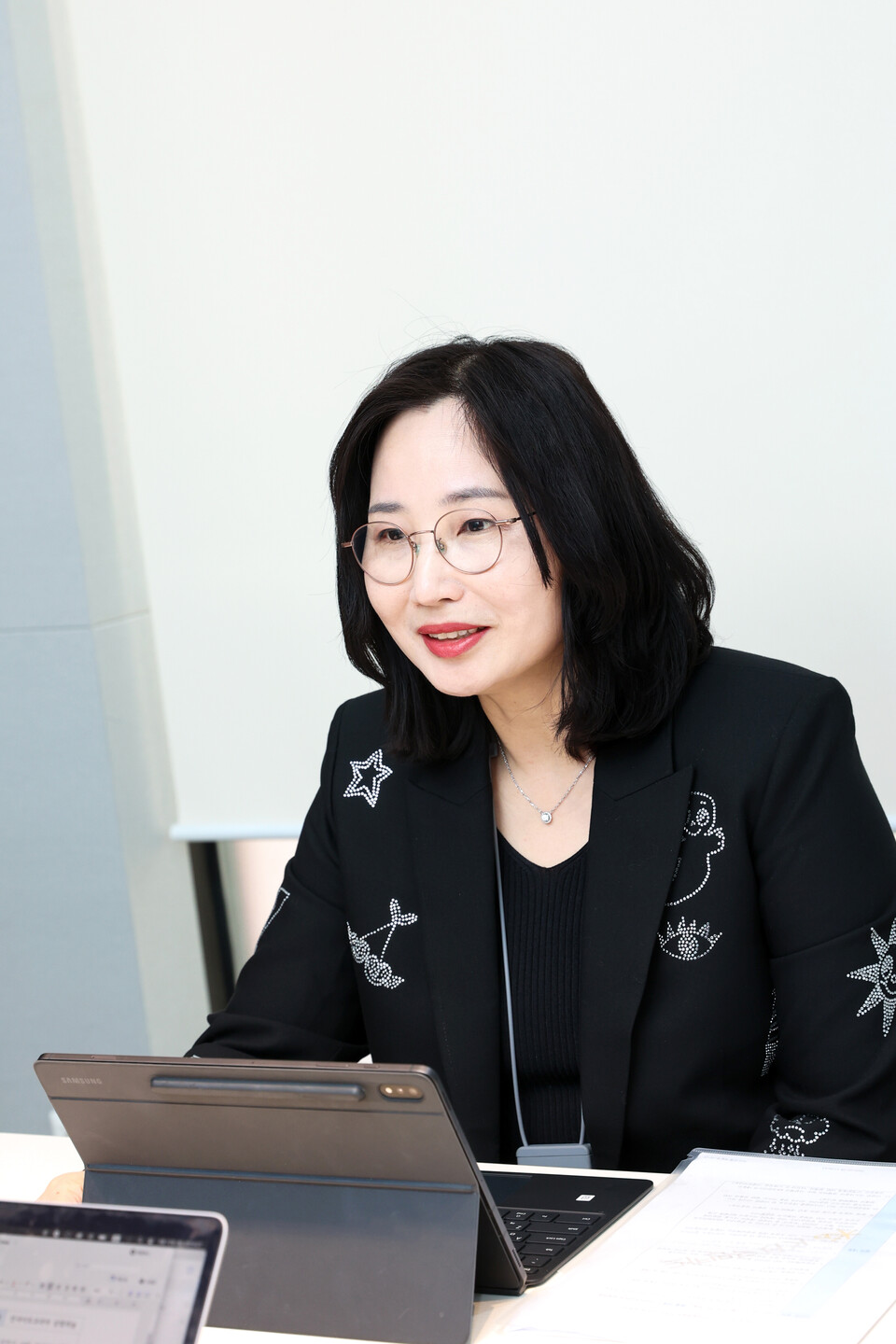 이승연 KB국민카드 카드상품개발부 부장은 “카드는 딱 봤을 때 갖고 싶고, 결제할 때 꺼내고 싶어야 한다”며 디자인의 중요성을 강조한다.<강현욱>