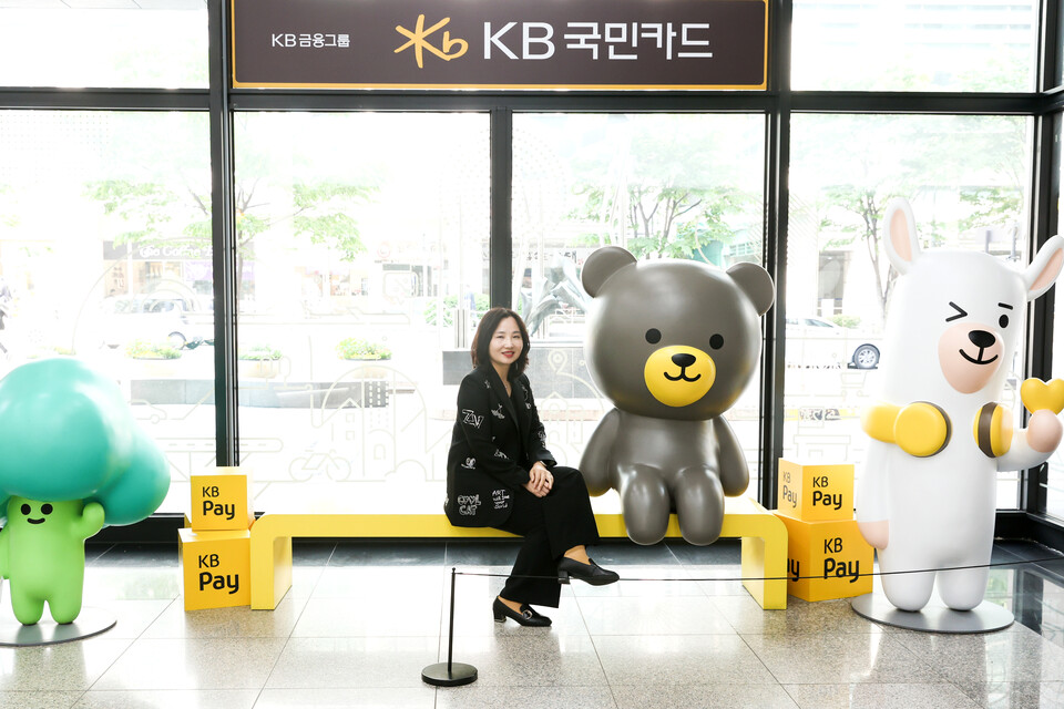 이승연 KB국민카드 카드상품개발부 부장이 서울 광화문 KB국민카드 본사 로비에서 포즈를 취하고 있다.<KB국민카드>