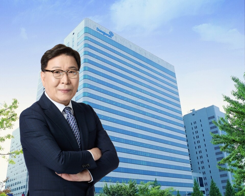 김성용 동원F&B 대표이사가 플라스틱 저감 활동에 속도를 내고 있다.<동원F&B>